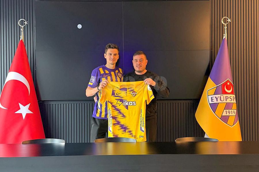 Dorin Rotariu și impresarul său, Cengiz Erten, după semnarea contractului cu Eyupspor Dorin Rotariu știe cum va trece România de Turcia: „Le lăsăm sabia lui Ștefan cel Mare, noi luăm calificarea la Mondiale!” + Detalii despre aventura de la FCSB: „Dezamăgitor”