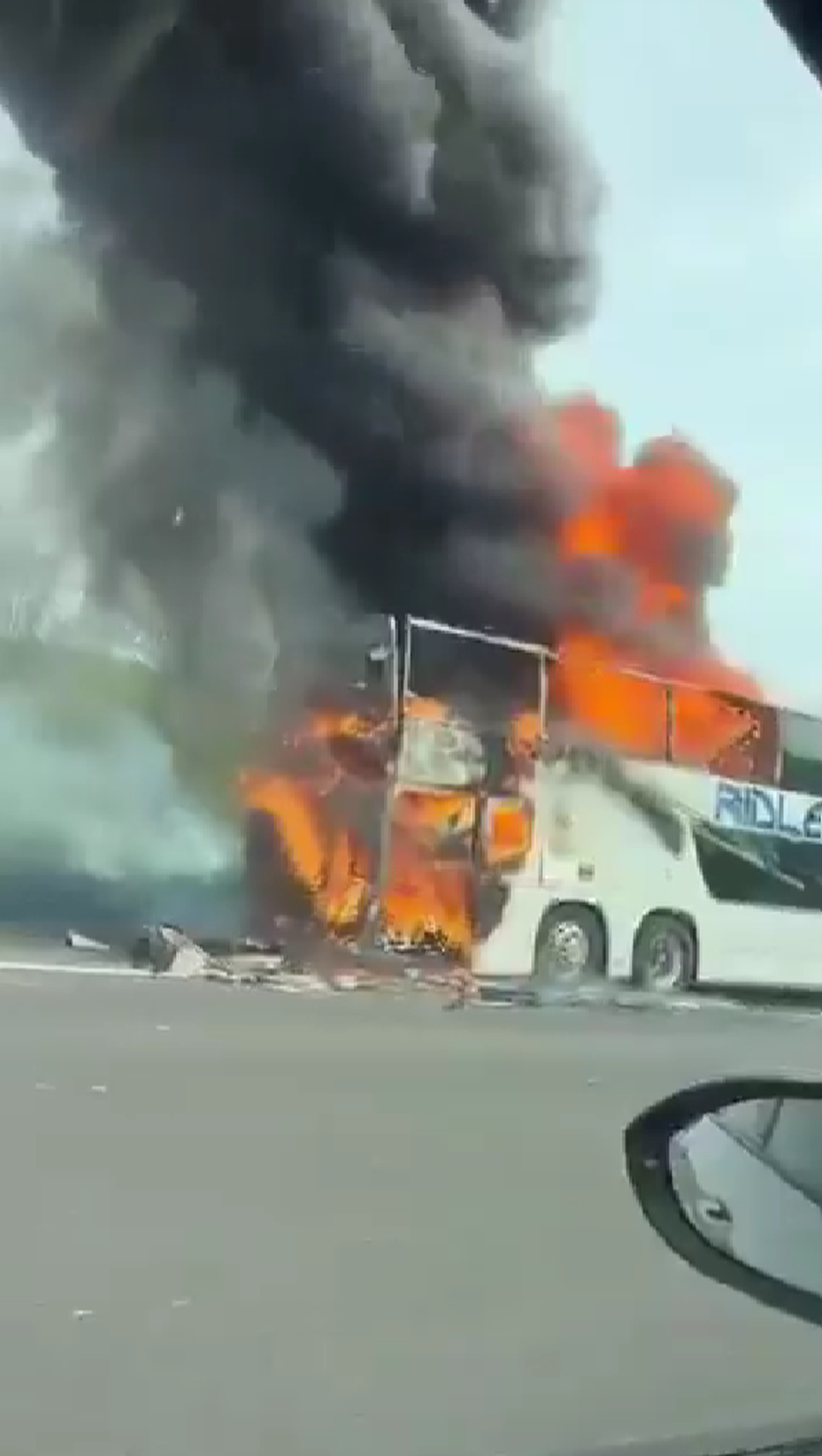 Panică pe autostradă: autocar cu fani de la Manchester City, cuprins de flăcări în drumul către Wembley