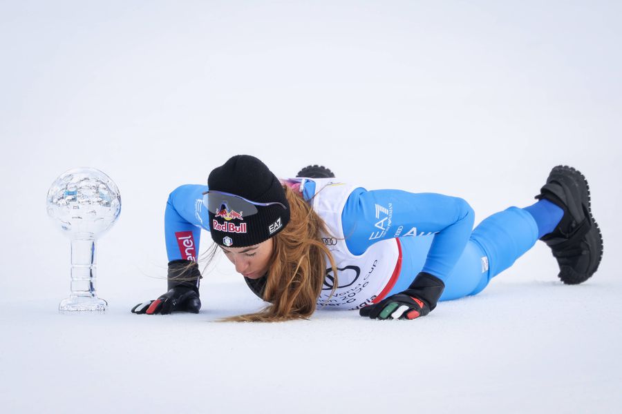 Sofia Goggia a sărutat zăpada după victoria de la Kvitfjell FOTO Imago Images Sofia Goggia s-a impus în ultima cursă de Super-G a sezonului, cucerind și Micul Glob de Cristal » Emma Aicher s-a apropiat și mai mult de Mikaela Shiffrin în clasamentul general