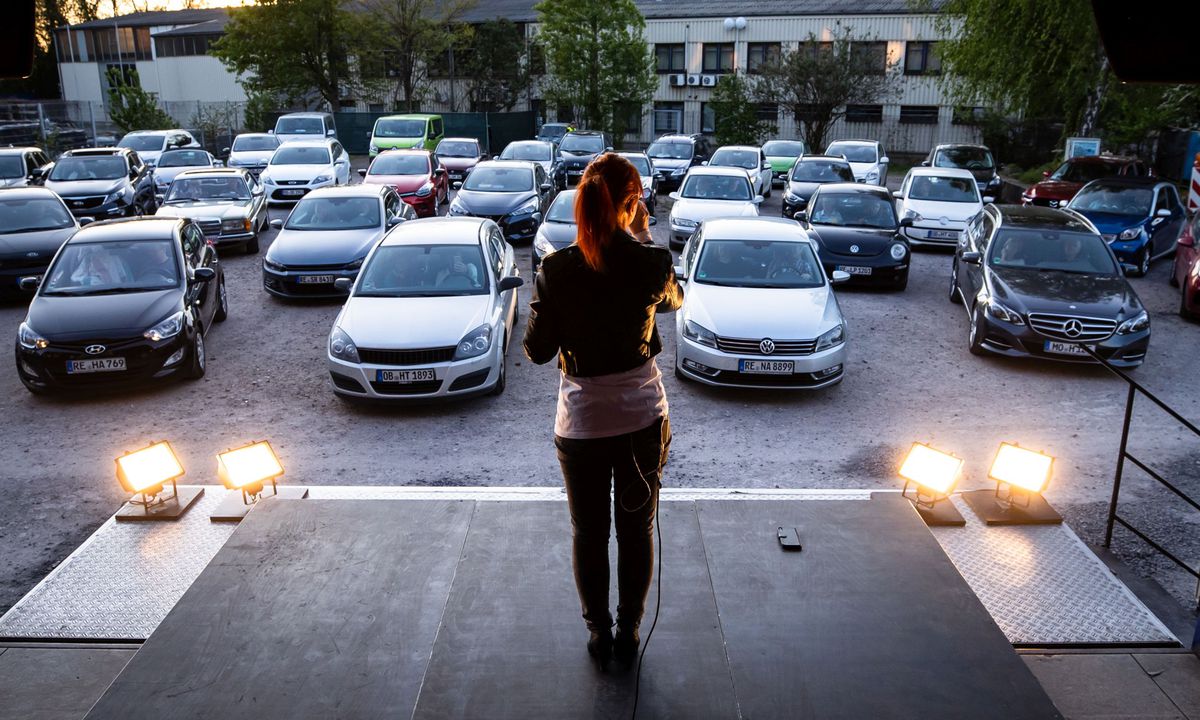 FOTO O asistentă s-a dezbrăcat complet în centrul orașului: „Am văzut prea mulți morți, vreau să scap de stres”