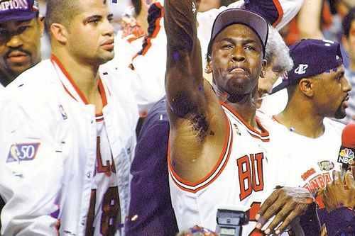 Această fotografie este definitorie pentru Bison Dele (stînga). Lîngă el, Michael Jordan se bucură ca un nebun pentru cel de-al cincilea titlul cucerit cu Bulls. Dele visează cu ochii deschiși la ce avea lumea de oferit, în afara gloriei din NBA
