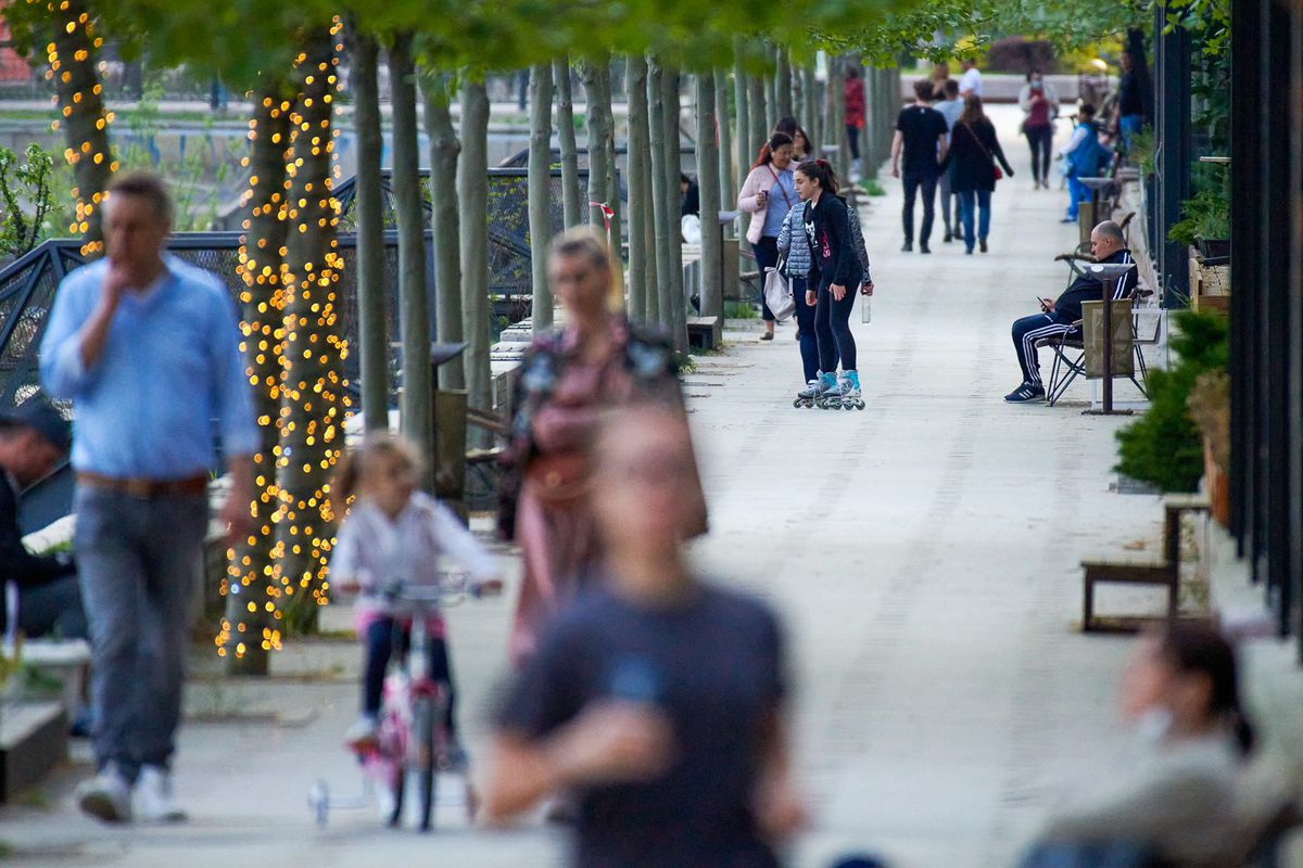 Scrisoarea emoționantă a elevei din Vaslui pentru primar: „Vă rog cu toată fiinţa mea să îmi împrumutaţi un telefon, pentru a-mi putea face temele” + Reacția edilului: „Mi-au dat lacrimile, copil minunat!”