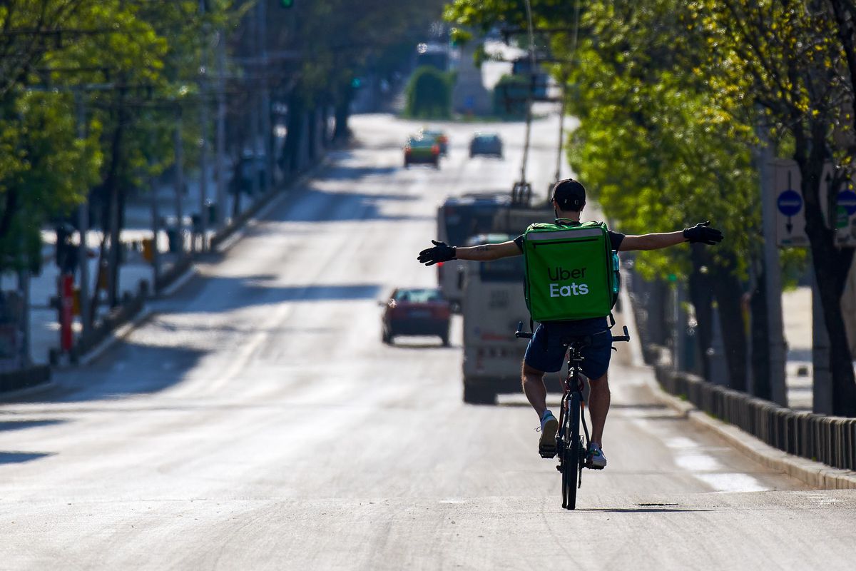 VIDEO Un deputat nu a reușit să își pună masca de protecție și a stârnit râsetele întregii lumi