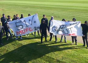 Protest la Manchester United » Fanii au pătruns în baza de pregătire și au cerut plecarea proprietarului