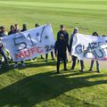Fanii lui Manchester United, pe unul dintre terenurile bazei de pregătire de la Carrington // foto: Twitter @ Red Issue