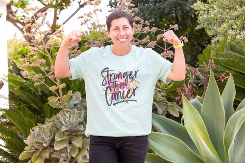 „Mai puternică decât cancerul” scrie pe tricoul purtat de Carla Suarez Navarro // foto: Twitter @ CarlaSuarezNava