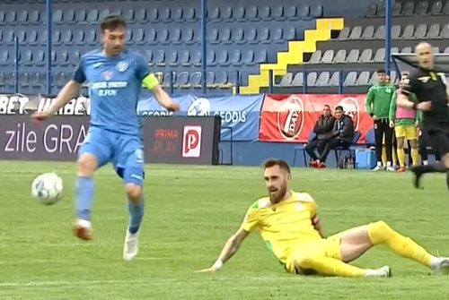 În minutul 55 al meciului Academica Clinceni - CS Mioveni, la 0-1, Bogdan Rusu (32 de ani) a irosit o ocazie imensă. Singur cu portarul și cu alt coleg alături, atacantul argeșenilor a călcat pe minge!