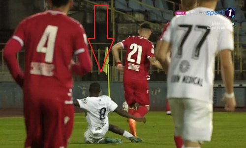 Faultul fără legătură cu mingea comis de Junior asupra lui Grădinaru / foto: captură TV @Digi Sport 1