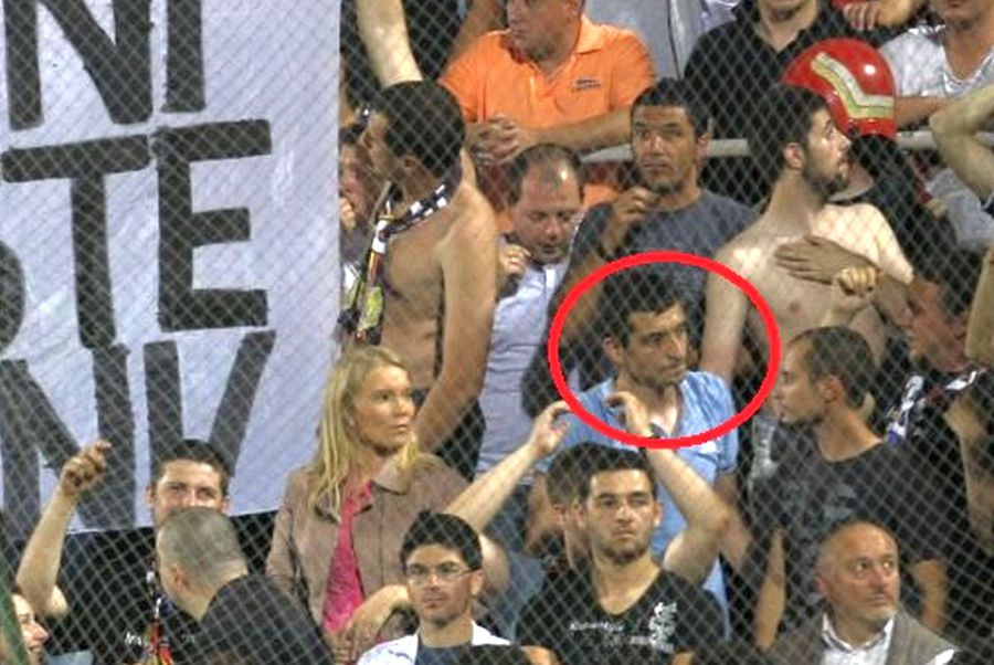 George Simion (încercuit), în mijlocul ultrașilor, lângă un mesaj rasist / Sursă foto: Arhivă GSP Ce s-a întâmplat ultima oară când naționala a jucat în Giulești: George Simion, în mijlocul ultrașilor, lângă un mesaj rasist + înjurături la adresa Stelei