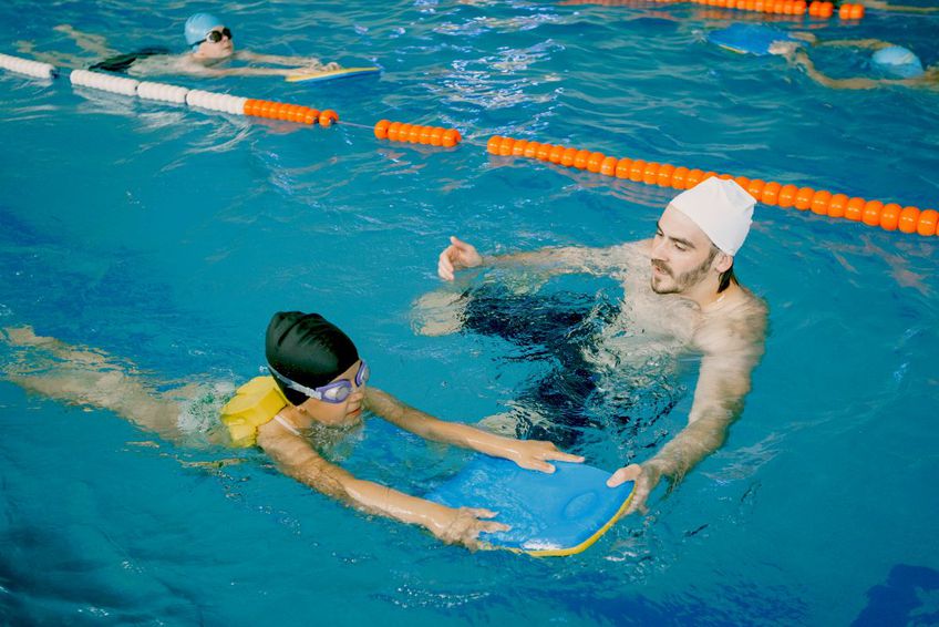 Vârsta ideală pentru a începe înotul este 4-5 ani / FOTO: freepik.com