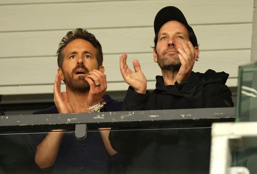 Ryan Reynolds l-a avut ca invitat de marcă pe actorul Paul Rudd la meciul care i-a adus promovarea lui Wrexham în liga a IV-a (foto: Guliver/Getty Images)