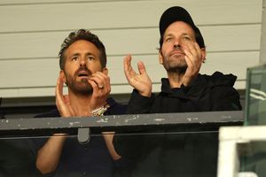 Afacere imorală? Actorul Ryan Reynolds e în centrul atenției, după ce și-a vândut clubul de fotbal unui gigant