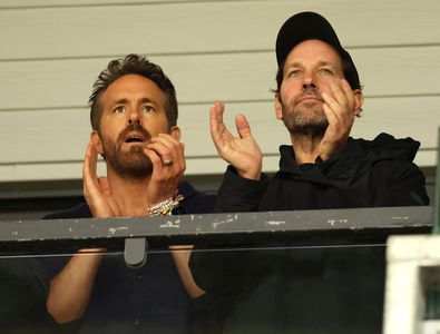 Afacere imorală? Actorul Ryan Reynolds e în centrul atenției, după ce și-a vândut clubul de fotbal unui gigant