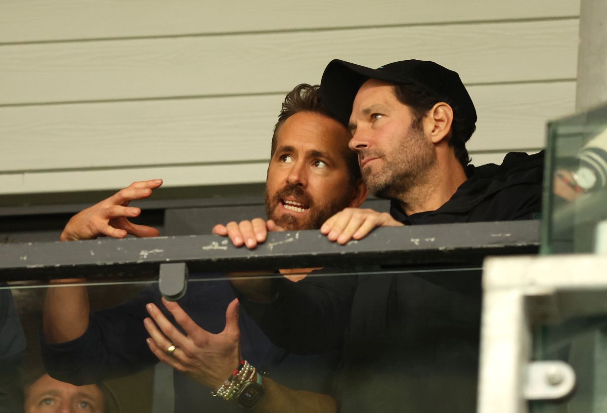 Ryan Reynolds, moment spectaculos la conferința de presă de după meci: „Dați-mi tricourile voastre!”