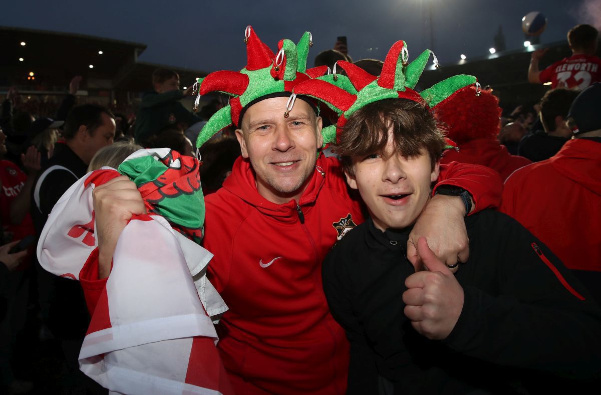 Wrexham, echipa actorilor de la Hollywood, Ryan Reynolds și Rob McElhenney, a promovat și a declanșat fiesta