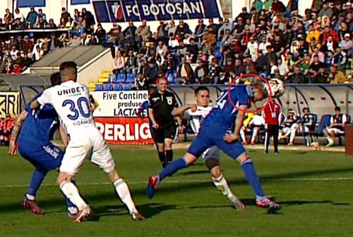 FC Botoșani - FCU Craiova. Intrarea lui Ivanov asupra lui Baeten/ foto: captură Orange Sport