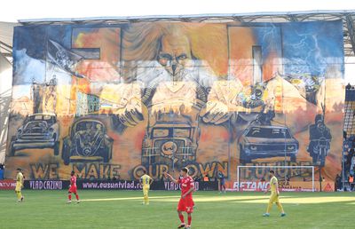 Aniversare cu scandal la Petrolul - UTA » Au afișat scenografia uriașă cu Immortan Joe, apoi jandarmii au intervenit în forță în peluză