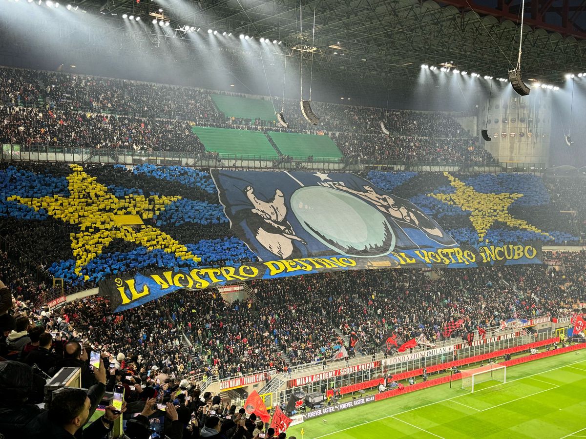 Scenografii impresionante în AC Milan - Inter » Cum s-au ironizat cele două galerii