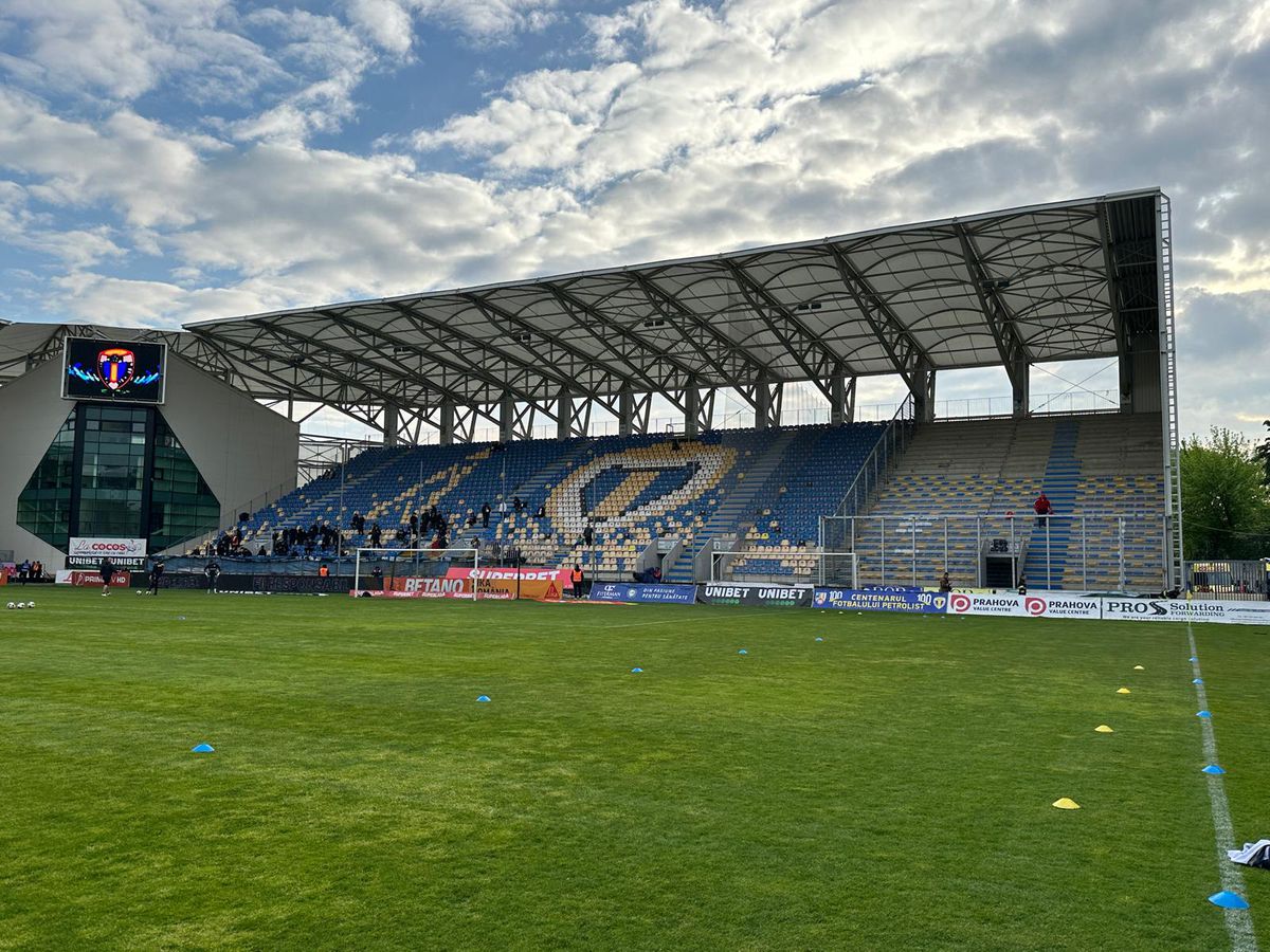 Aniversare cu scandal la Petrolul - UTA » Au afișat scenografia uriașă cu Immortan Joe, apoi jandarmii au intervenit în forță în peluză