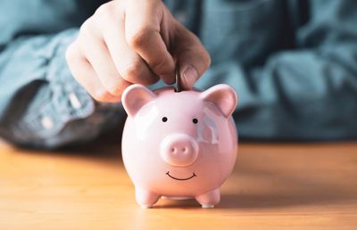 Cum să reușești să economisești în fiecare lună pentru a-ți atinge obiectivul propus