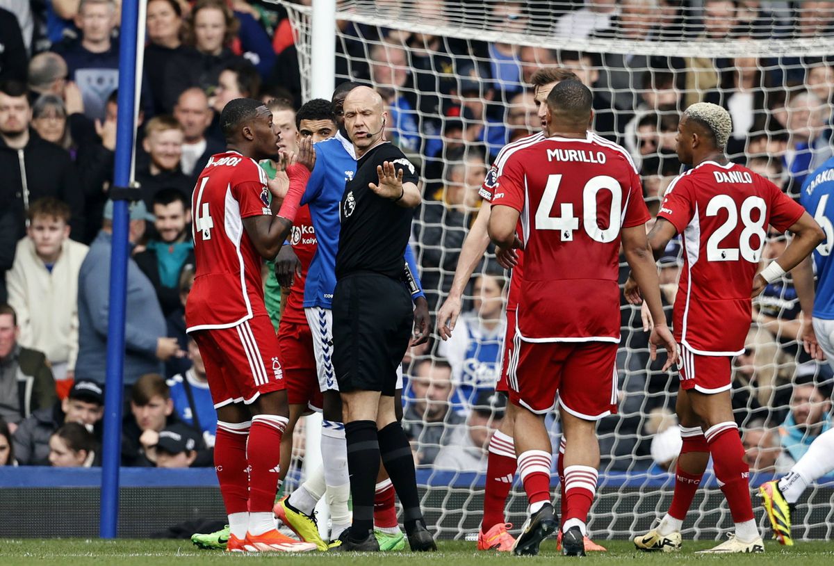 Scandal de arbitraj la Nottingham - Everton