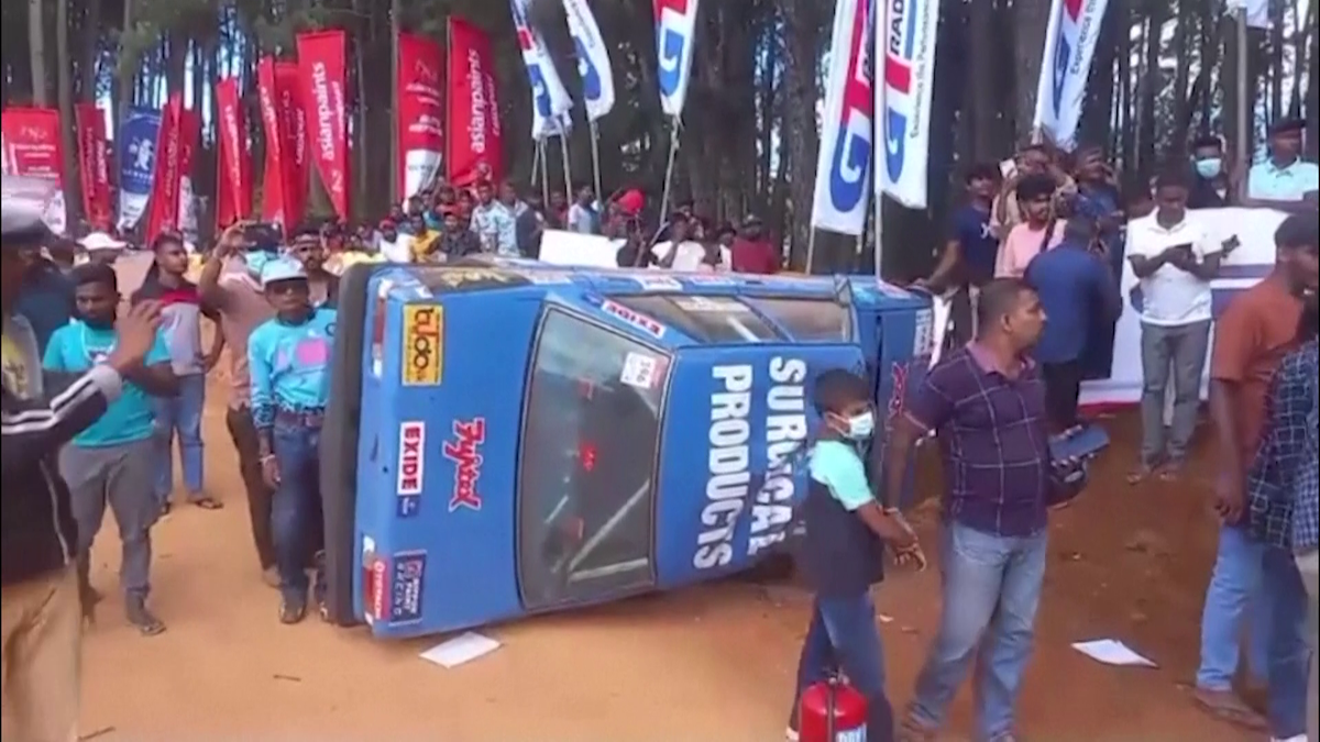 Tragedie la raliu » Şapte persoane au murit după ce o maşină a intrat în mulţime