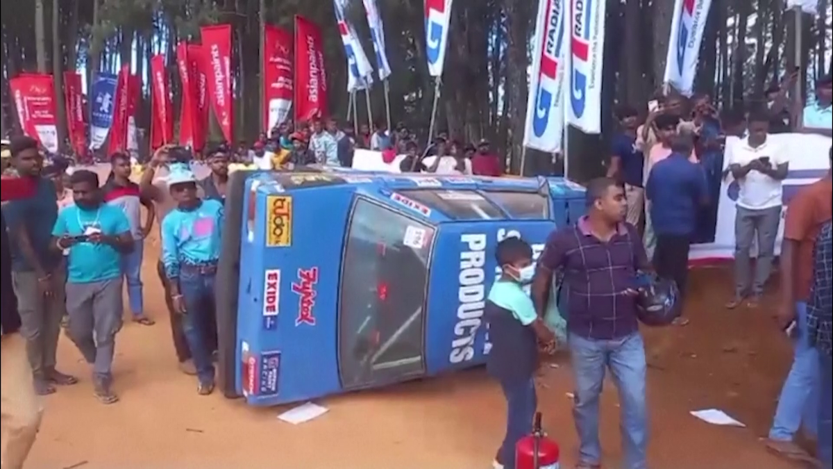 Tragedie la raliu » Şapte persoane au murit după ce o maşină a intrat în mulţime