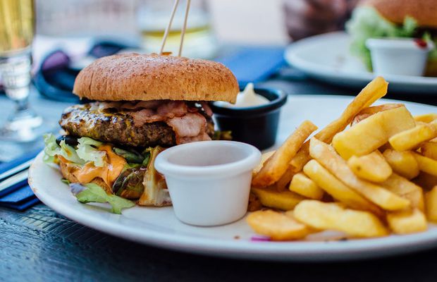 Ce legătură are stresul cu mâncatul în exces: o problemă mai comună decât crezi