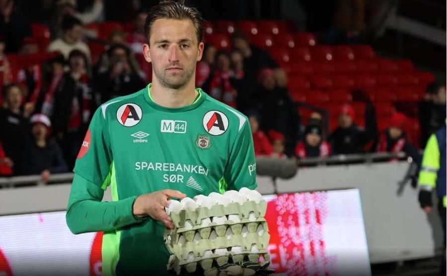 Portarul celor de la Bryne, Jan de Boer, a primit ouă după meciul cu Bodo/Glimt, drept recompensă pentru cel mai bun jucător de pe teren. FOTO: X A fost cel mai bun jucător de pe teren și a primit cadou un miel! Ce premii au mai luat fotbaliștii