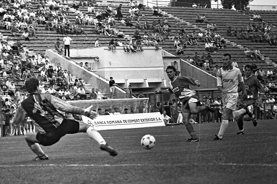 Imagine cu Panduru din 1995, la Steaua. FOTO: Arhiva GSP „De ce parte ești, ca să te bag la apă?” » Basarab Panduru, răspuns direct pentru Ovidiu Ioanițoaia: „Aia este Steaua noastră”