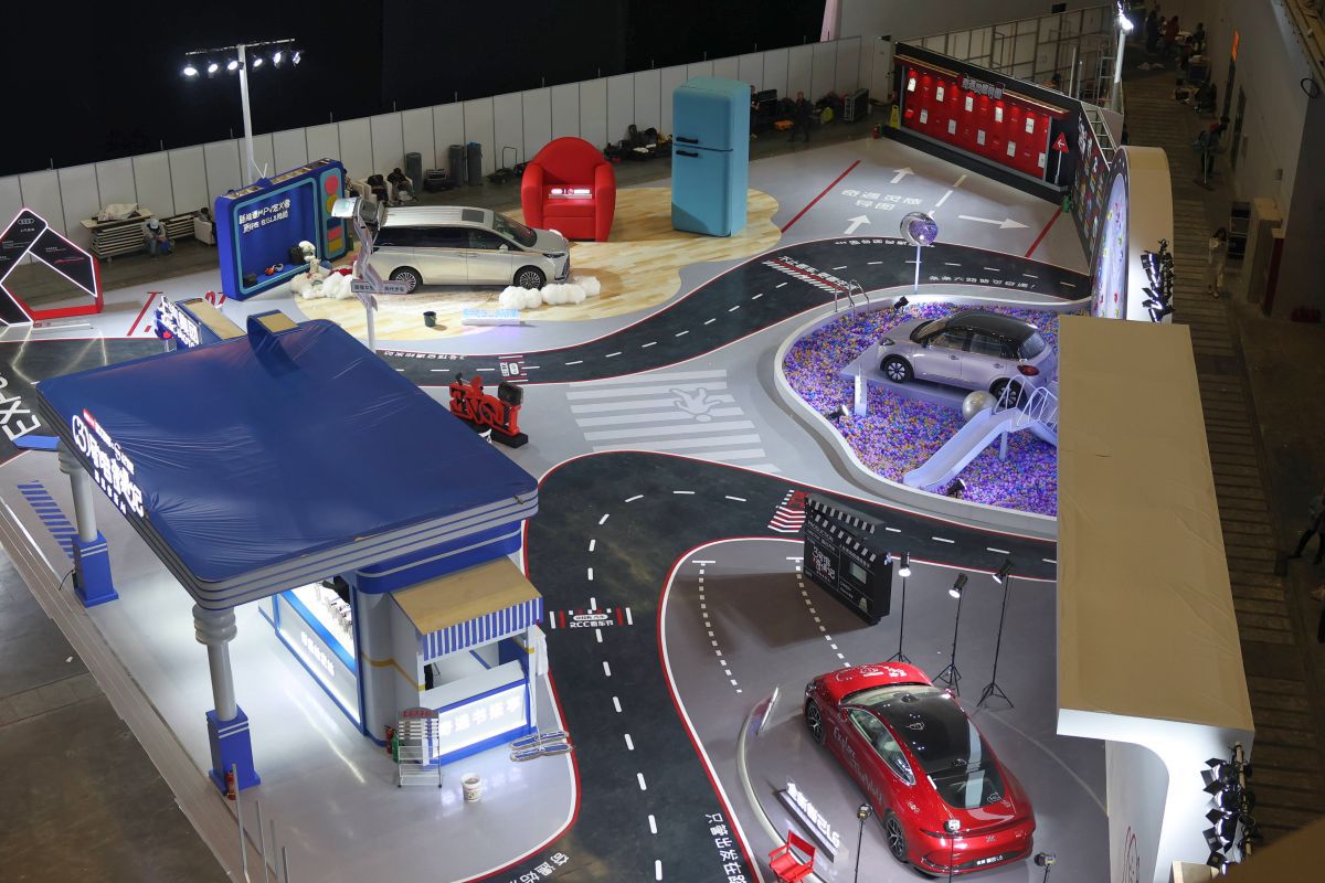 Salonul Auto de la Shanghai: China spulberă toate recordurile, cu peste 100 de modele noi, unele integrând AI-ul Deep Seek. Cele mai tari informații