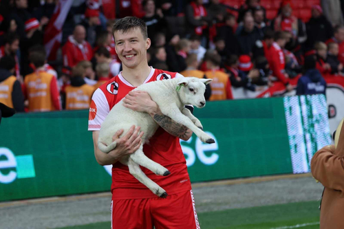 Bryne i-a oferit lui Alex Kryger un miel, drept recompensă pentru omul meciului. FOTO: X