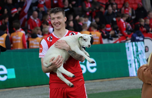 A fost cel mai bun jucător de pe teren și a primit cadou un miel! Ce premii au mai luat fotbaliștii