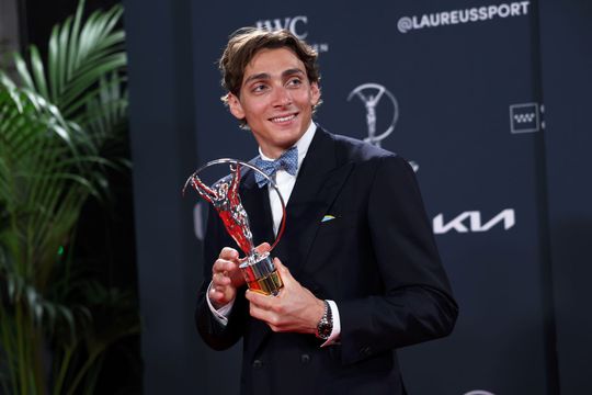Armand Duplantis cu trofeul Laureus de cel mai bun Sportiv în 2024 Foto: Guliver/GettyImages