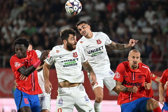 Tiago Goncalves lovește mingea cu capul într-un meci cu FCSB / FOTO: Imago