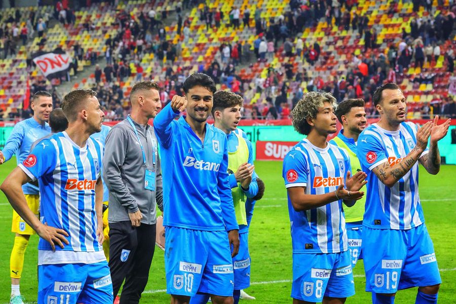 Ștefan Baiaram salută galeria alături de colegi, după Dinamo - Universitatea Craiova 0-2. Foto: Ionuț Iordache, GSP Ștefan Baiaram, la cel mai bun sezon al carierei » A „renăscut” cu Rădoi și Gâlcă pe bancă
