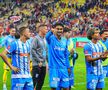 Ștefan Baiaram salută galeria alături de colegi, după Dinamo - Universitatea Craiova 0-2. Foto: Ionuț Iordache, GSP