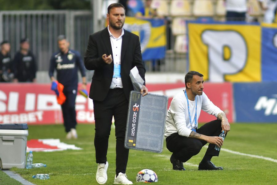 Mehmet Topal și Costel Ilie în timpul meciului dintre Petrolul Ploiești și Gloria Buzău Lovitură de teatru la Ploiești » „Lupii” au rămas fără antrenor principal! Avem toate detaliile