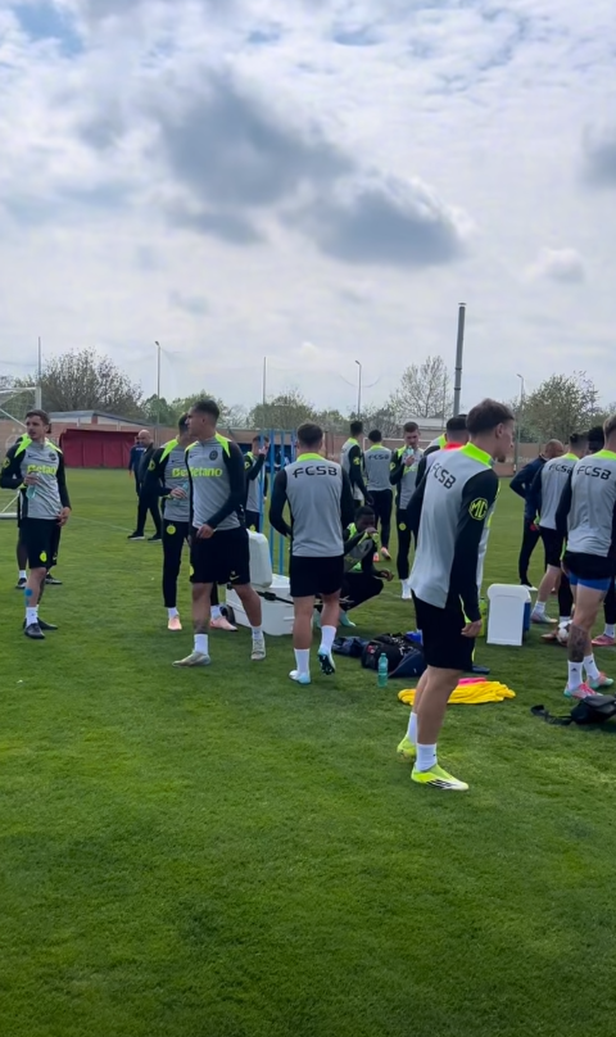 Primul antrenament din haosul lăsat de Mirel Rădoi » FCSB a anunțat staff-ul tehnic