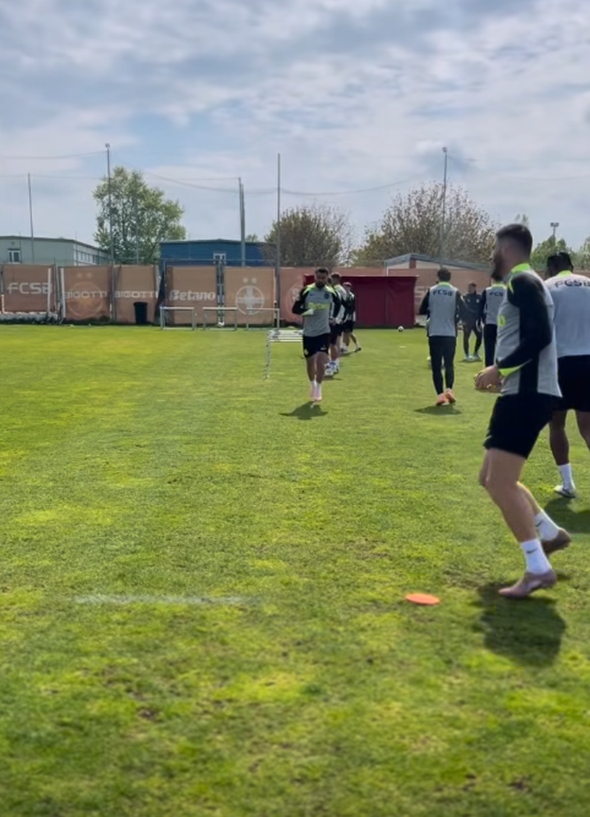 Primul antrenament din haosul lăsat de Mirel Rădoi » FCSB a anunțat staff-ul tehnic