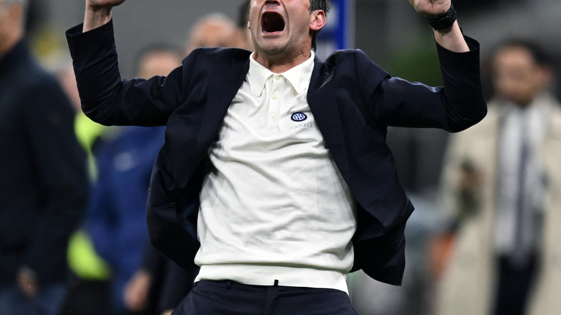 Cristi Chivu pe marginea terenului în timpul unui meci decisiv pentru Inter campioană Serie A, cu clasament Serie A și rezultate etapa 35 afișate pe fundal. | sursa foto: Gazeta Sporturilor