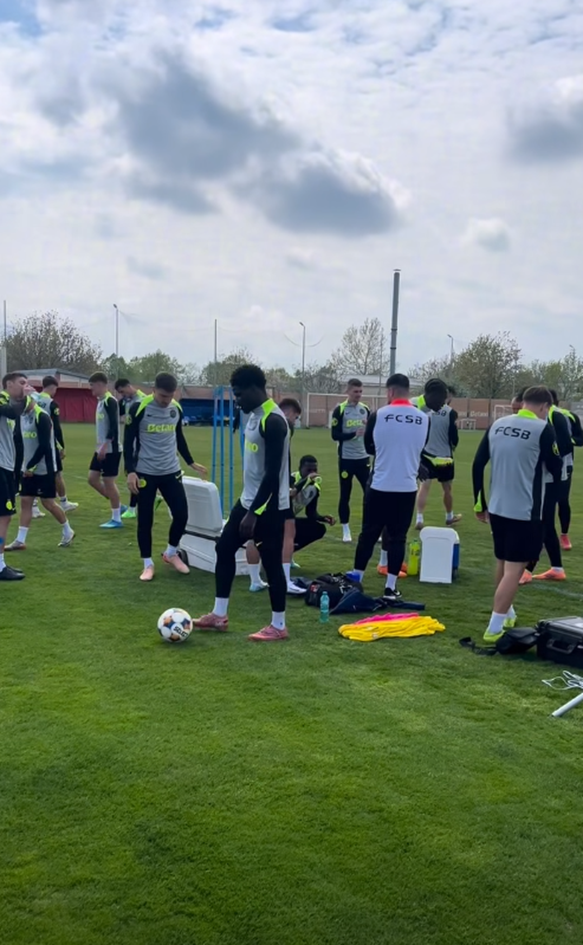 Primul antrenament din haosul lăsat de Mirel Rădoi » FCSB a anunțat staff-ul tehnic