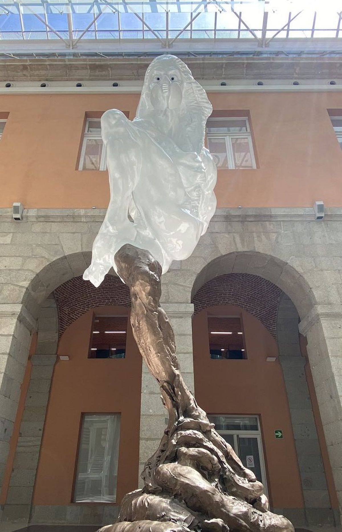 WTF?! Imagini HORROR în Spania! O sculptură dedicată victimelor COVID-19 a stârnit repulsie generală: „O fantomă care se c**ă!”
