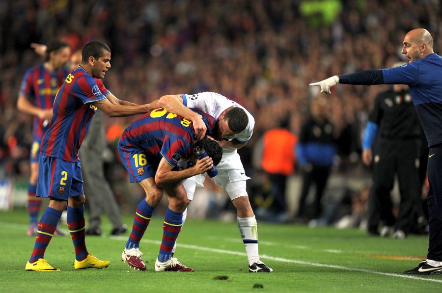 Thiago Motta (alb) certându-l pe Sergio Busquests după ce a fost eliminat // sursă foto: Guliver/gettyimages