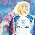 Toni Sedecaru (stânga) și Carlos Valderamma (dreapta), în Steaua - Montpellier, 1990