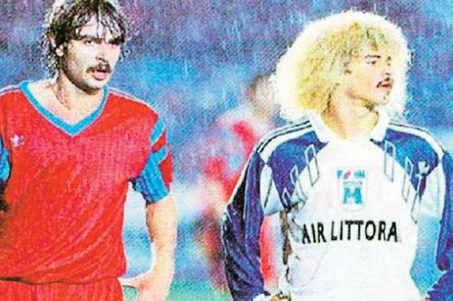 Toni Sedecaru (stânga) și Carlos Valderamma (dreapta), în Steaua - Montpellier, 1990