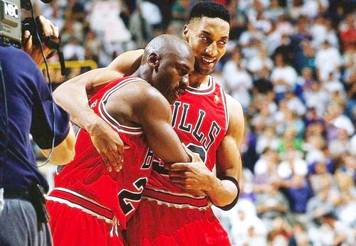 Michael Jordan, stânga, și Scottie Pippen la Chicago Bulls