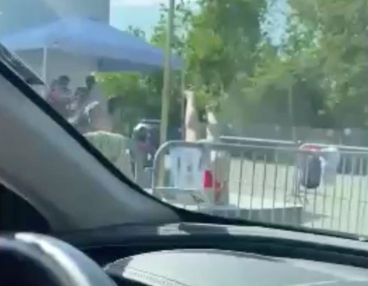 FOTO Un club de striptease s-a adaptat la criza cauzată de coronavirus și a mutat afacerea pe stradă