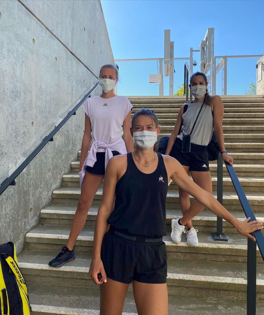 Chloe Paquet, Kristina Mladenovic și Amandine Hesse au bătut mingea la Roland Garros