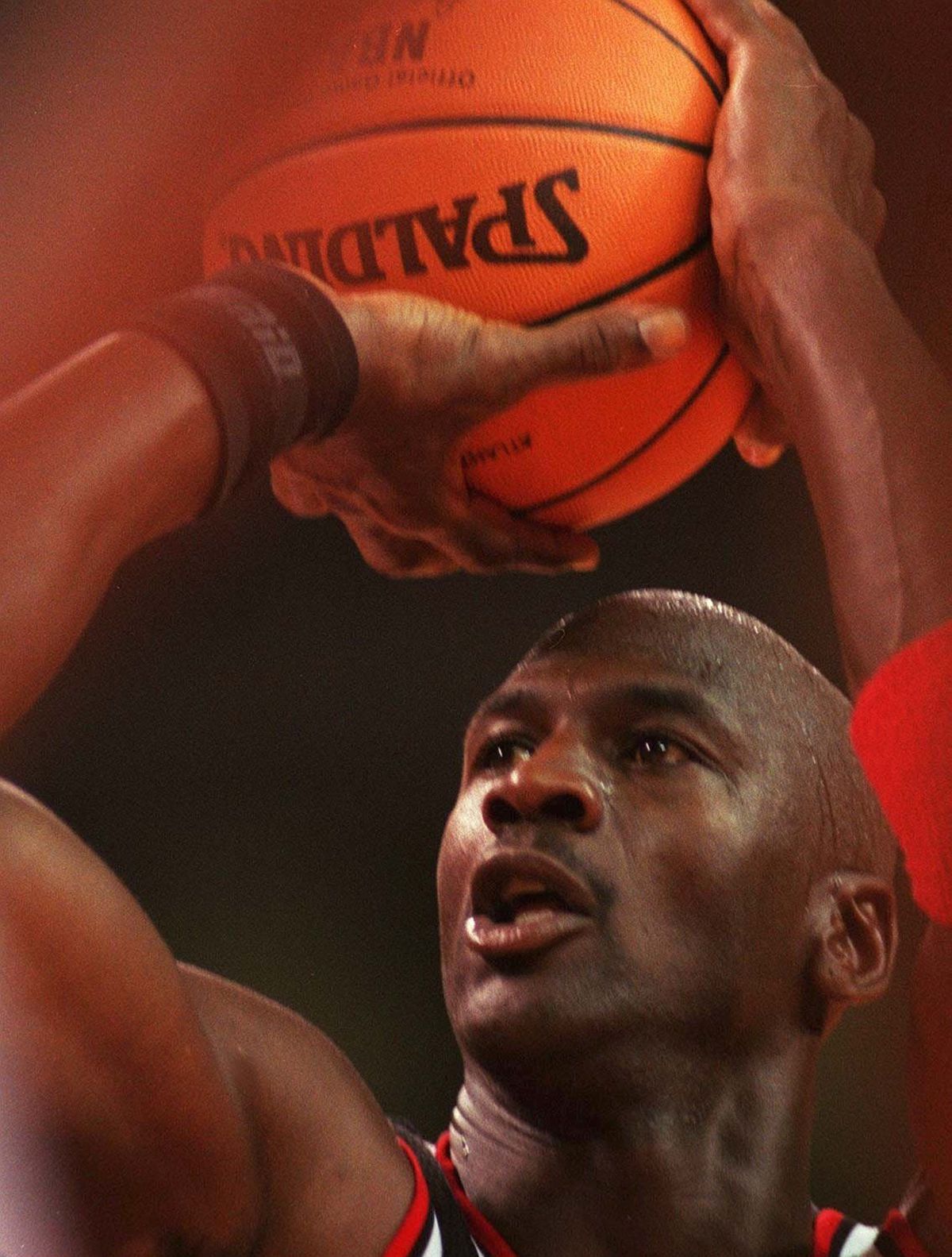 VIDEO Ziua în care Michael Jordan și-a umilit un rival » A aruncat cu ochii închiși la coș: „E pentru tine, iubire!”